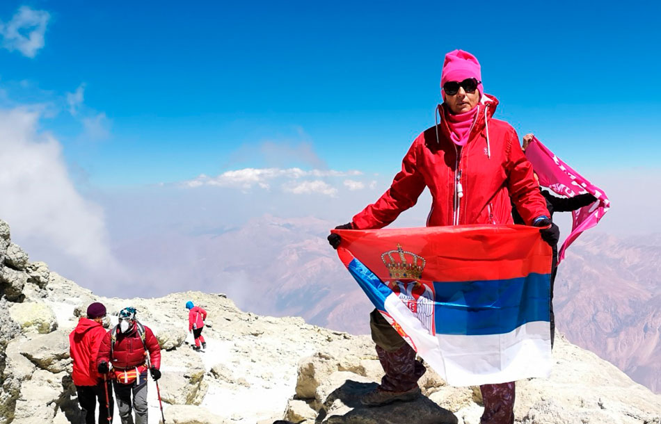 Жана Ранковић из Београда, са српском заставом у рукама, на 5671 м надморске висине планине Дамаванд у Ирану