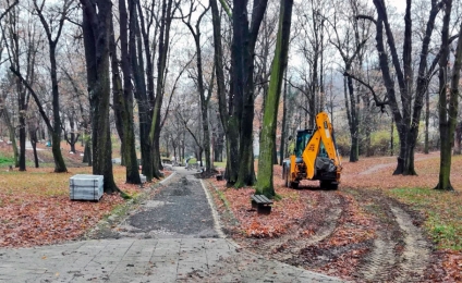 Док општина бесправно гради стазе у парку грађевински инспектор на годишњем одмору