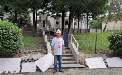 Саша Стошић, некадашњи рудар „Шамота“, на Дан рудара протестовао испред суда у Аранђеловцу