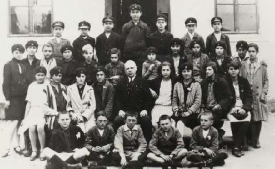 Сергије Уљанов са члановима хора Више гимназије у Јагодини 1929-1930. године (фото: из књиге „Гимназија у Јагодини“)