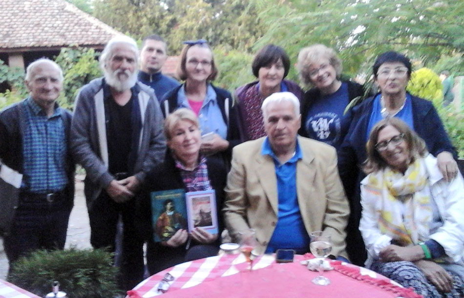 Домаћин Биљана Ивановић (стоји у средини лево) са сликарима и песницима