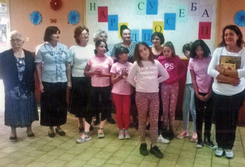 Деца певају химну у Милошевцу