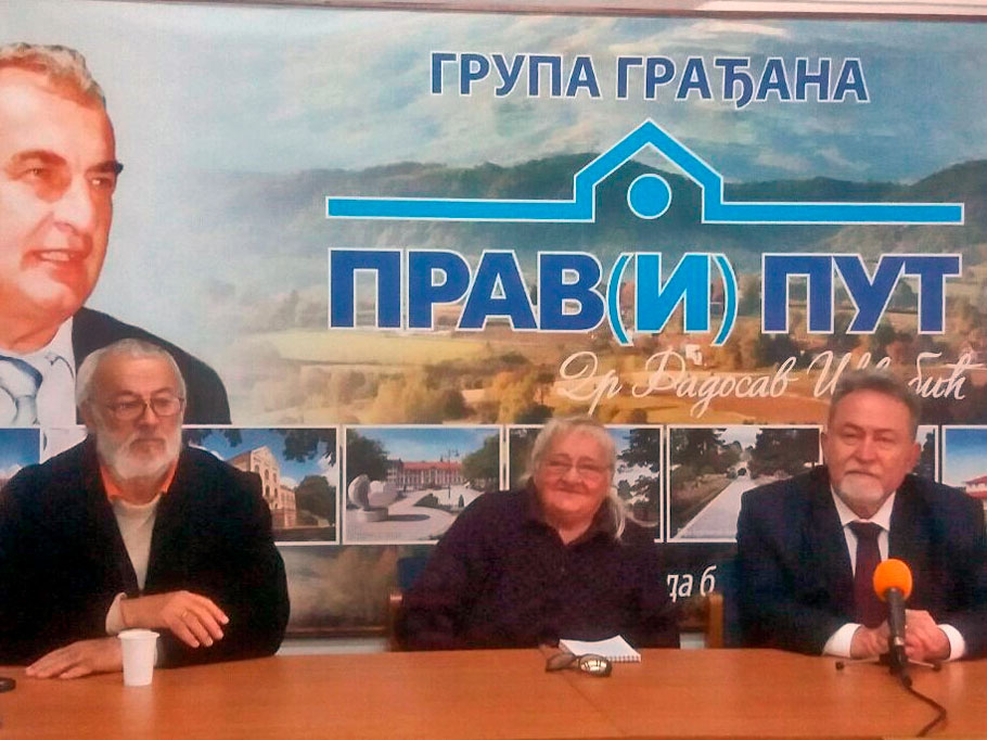 Уочи почетка конференције за новинаре у просторијама Удружења „Прав(и) пут“ у Аранђеловцу, слева: Владета Коларевић, Бранка Максимовић и мр Драган Тодоровић (фото: Саша Марковски)