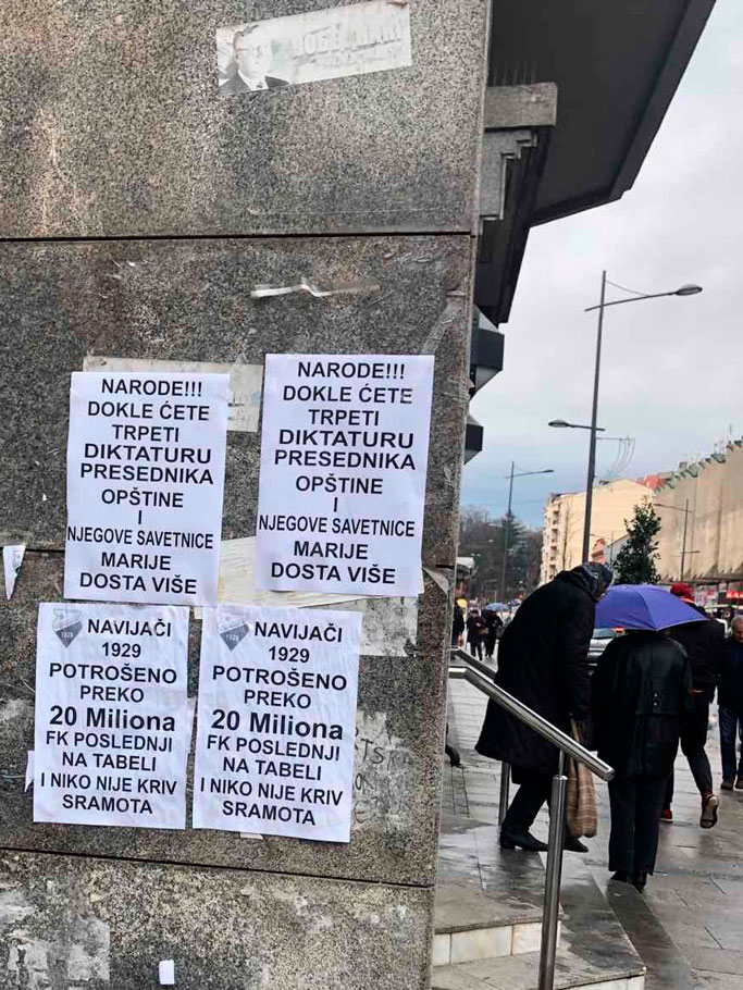  И јутрос на градским улицама у Аранђеловцу осванули плакати групе „Навијачи 1929“(фото: „Навијачи 1929“, име и презиме аутора фотографије познато редакцији „еСтварност“)