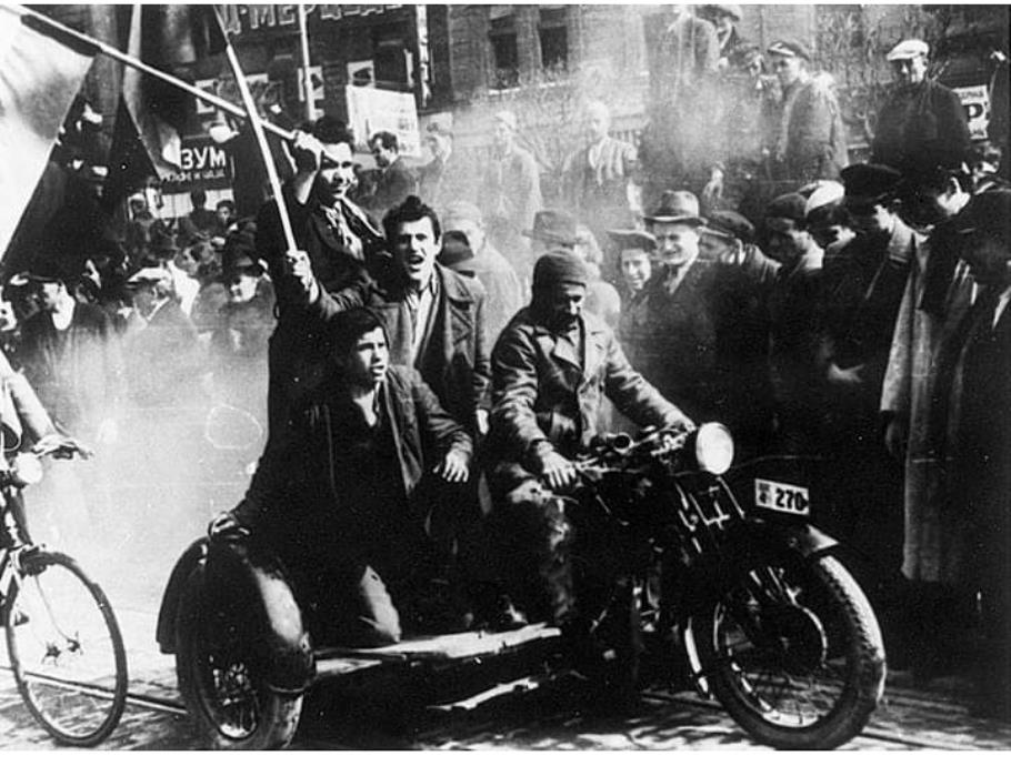 Препознатљива фотографија са београдских улица 27. марта 1941 године (фото: скриншот, фејсбук, преузето са профила Партије радикалне левице 27. марта 2021. године)