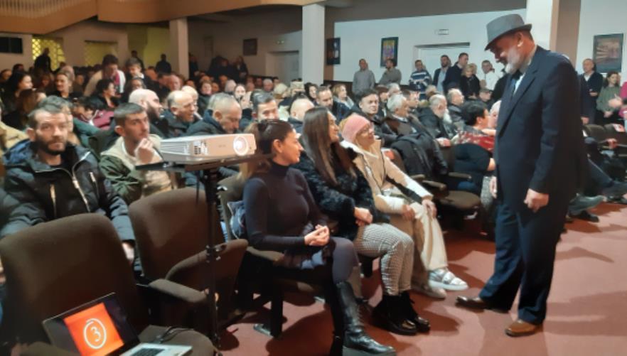 Новица Ђоковић, кандидат за одборника, у разговору са посетиоцима конвенције