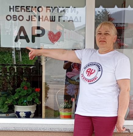 Вера Тошић испред свог АВОН-локала