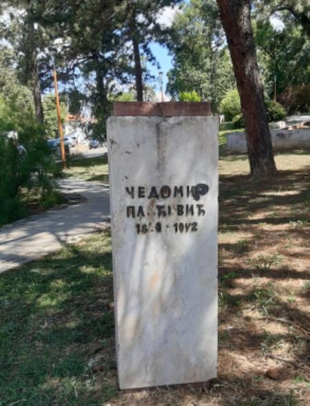 Оштећени споменик Чеди Плећевићу